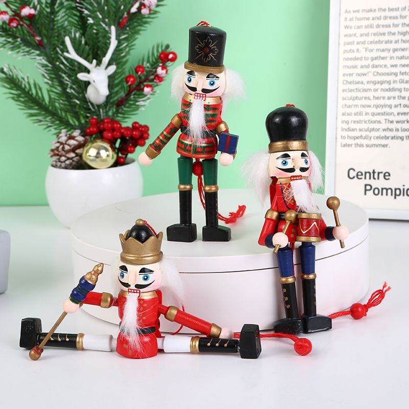 Tres figuras de cascanueces de madera con diversos uniformes, con adornos navideños al fondo.