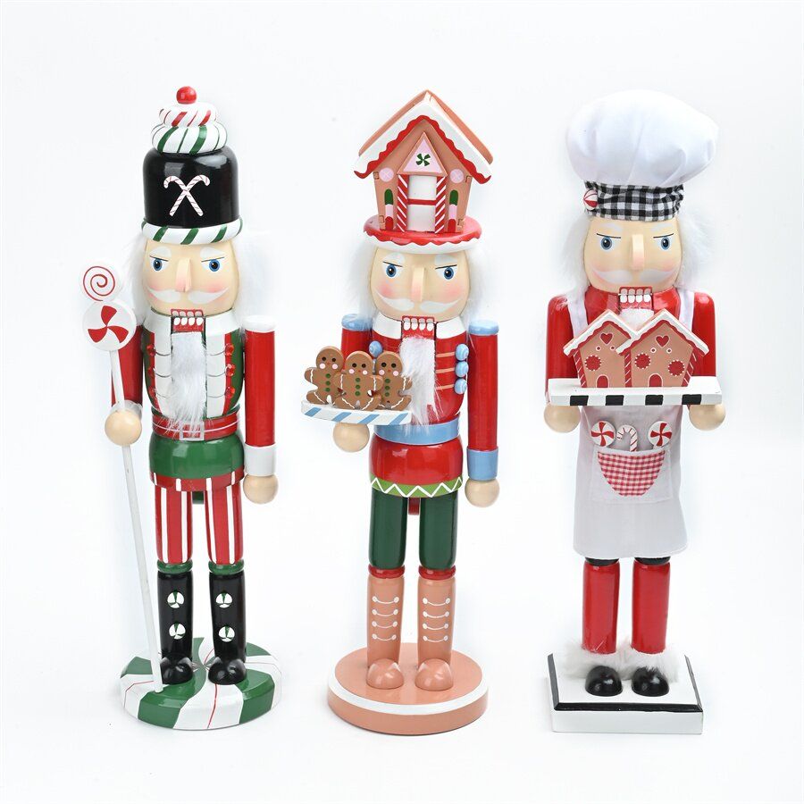 Tres coloridas figuras de cascanueces: un soldado con un bastón de caramelo, un panadero con una casa de jengibre y un chef con pastelitos.