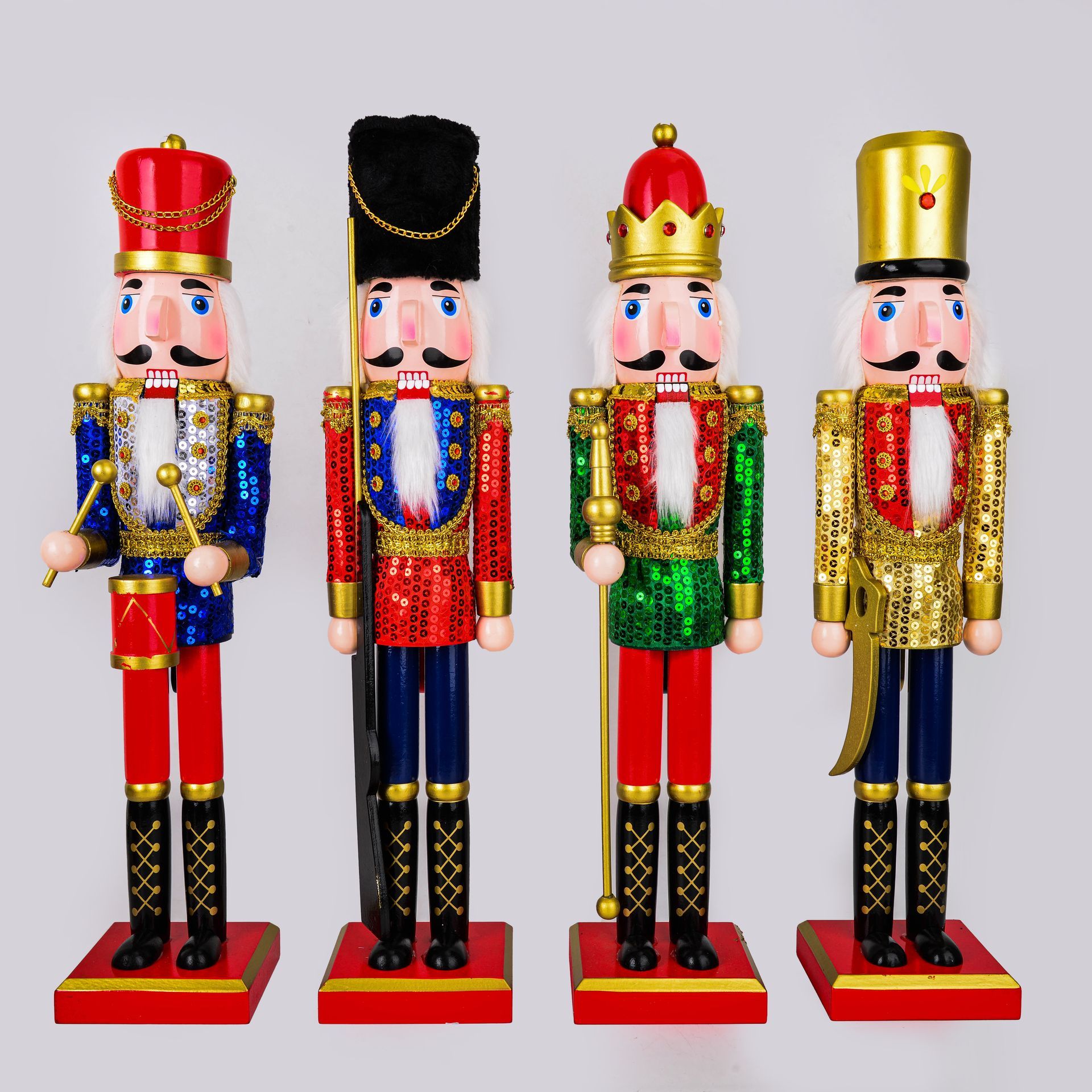 Cuatro figuras decorativas de cascanueces con diversos uniformes coloridos.
