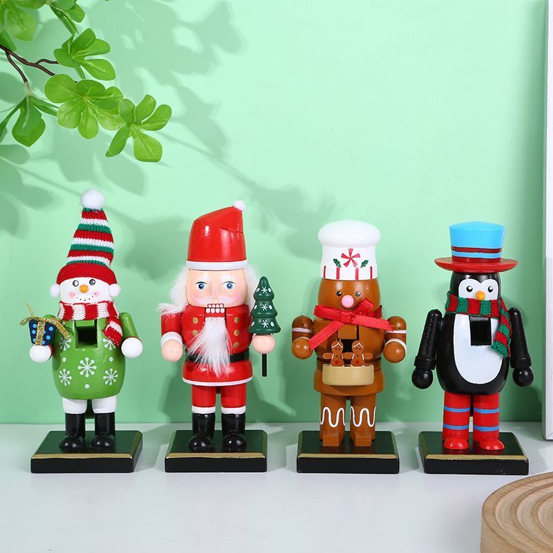 Cuatro figuras de cascanueces navideños: muñeco de nieve, soldado, hombre de jengibre y pingüino.