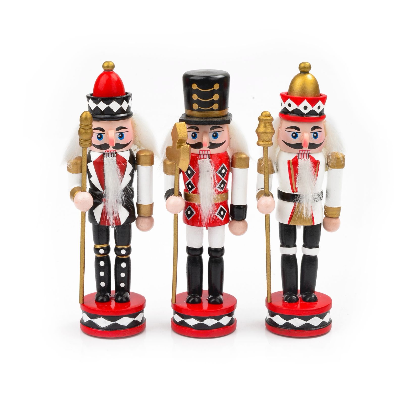 Tres figuras decorativas de cascanueces en rojo, negro, blanco y dorado; cada una sosteniendo un bastón y estando de pie sobre una base roja.