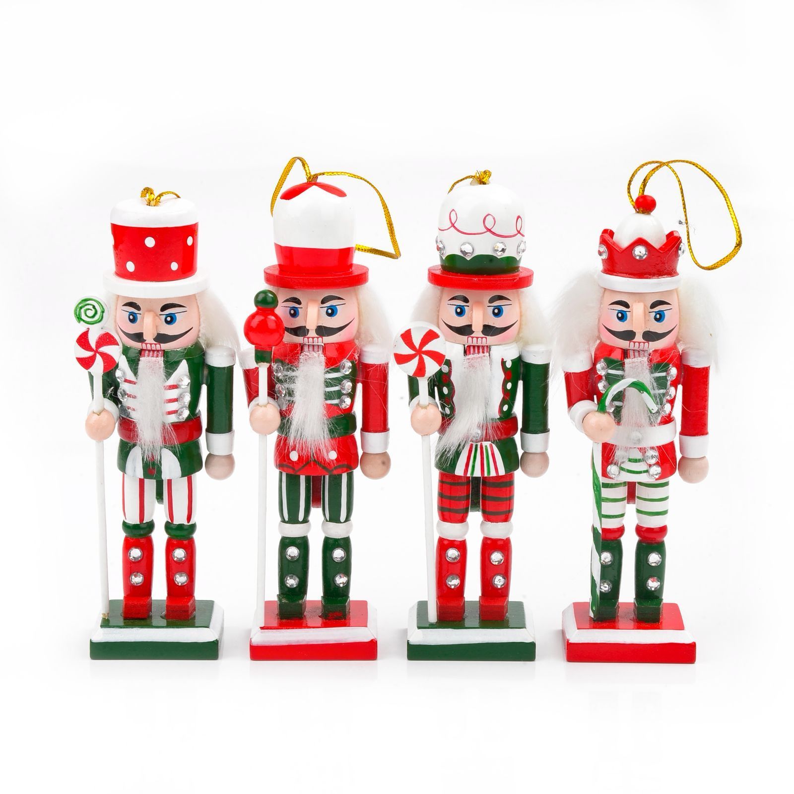 Cuatro adornos navideños de cascanueces de madera, rojos y verdes, con cuerdas colgantes doradas.