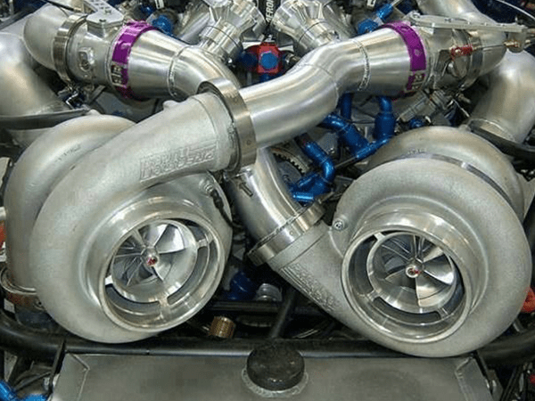 Un primer plano de dos turbocompresores en el motor de un automóvil.