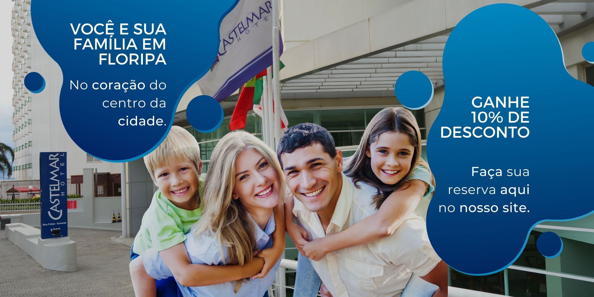 Família sorridente em frente à casa, com texto promocional azul sobre reforma e desconto.