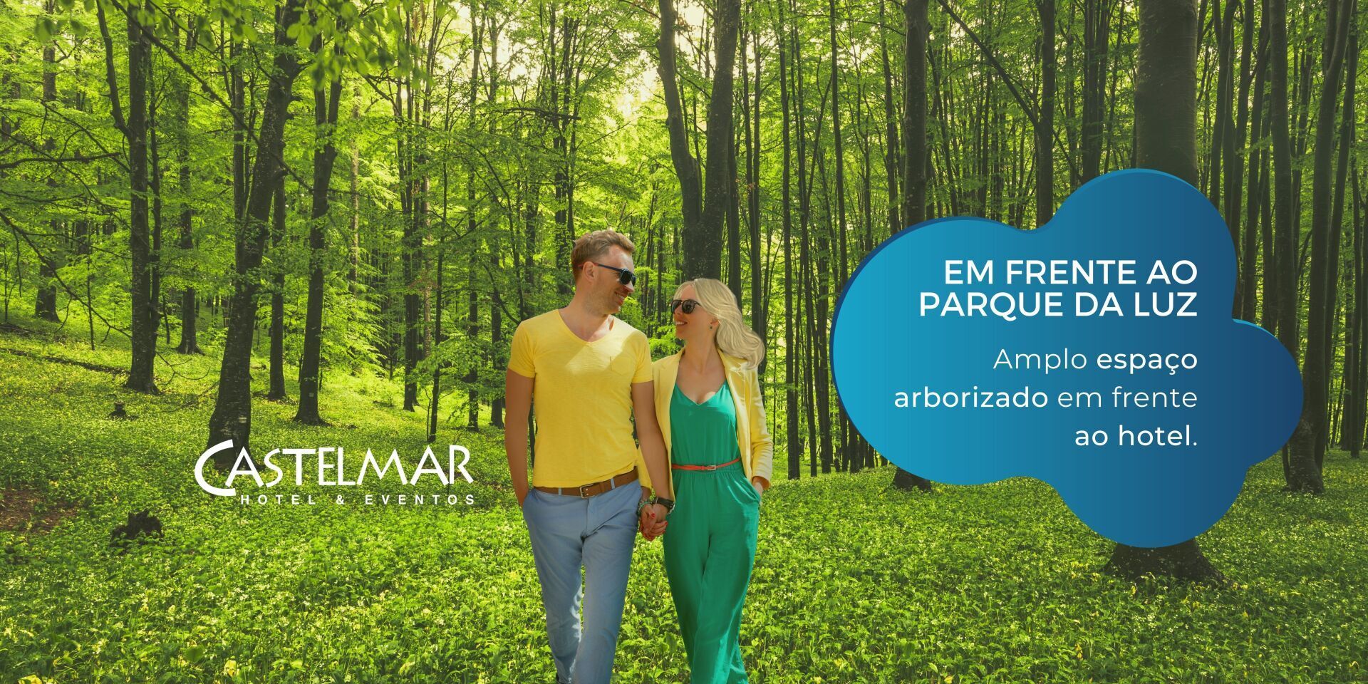 Casal caminhando em uma floresta verde ao lado de uma faixa circular azul com o logotipo da Castelmar.