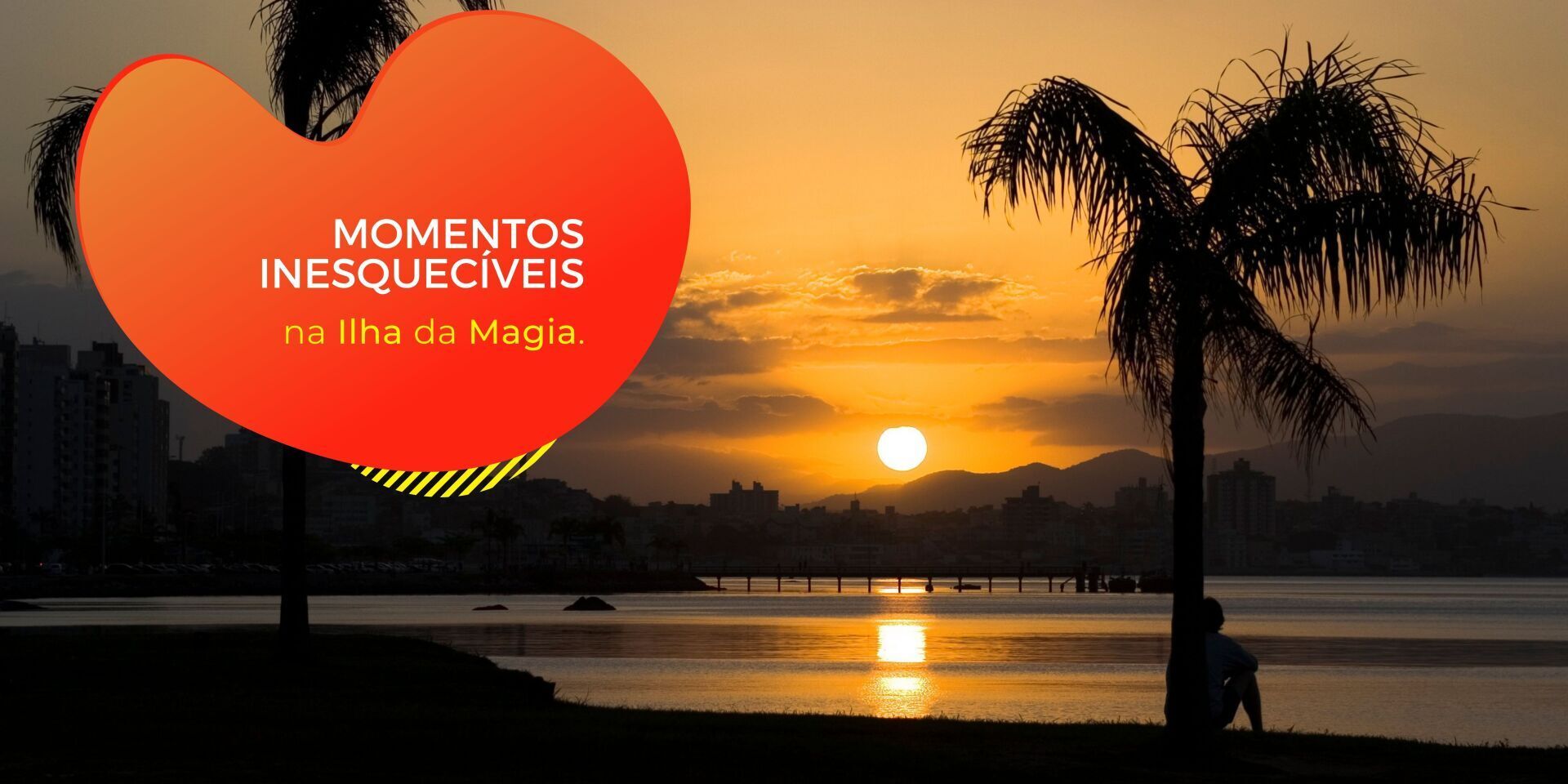 Sunset beach with palm trees and a heart-shaped orange graphic reading “Momentos Inesquecíveis na Ilha de Magia”