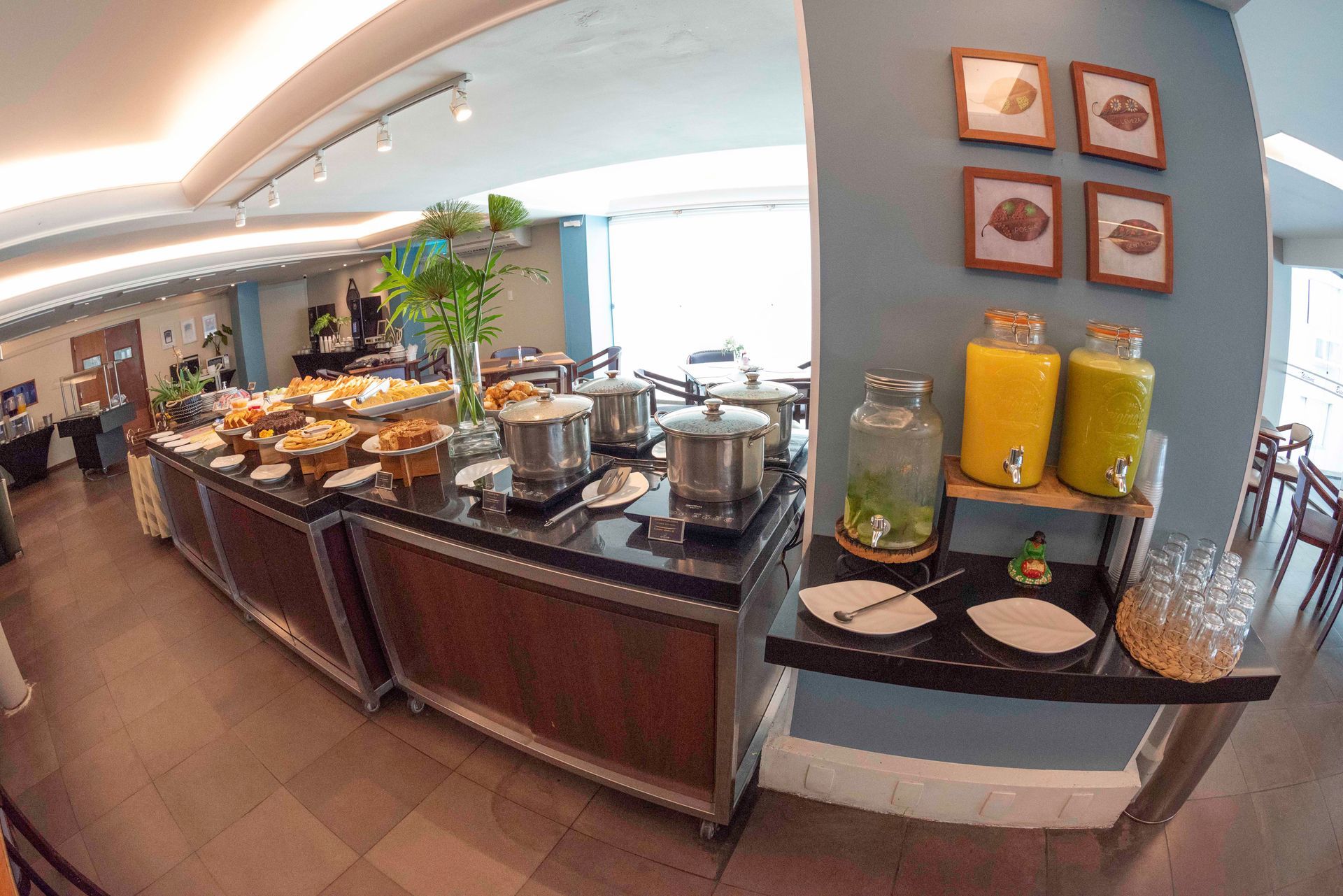 O hotel oferece buffet de café da manhã com doces, frutas, sucos e serviço de café.