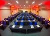 SALA de eventos ampla com meses e cadeiras
