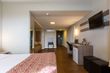 quarto espaço e confortável com área para trabalho e descanso