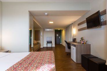 quarto espaço e confortável com área para trabalho e descanso