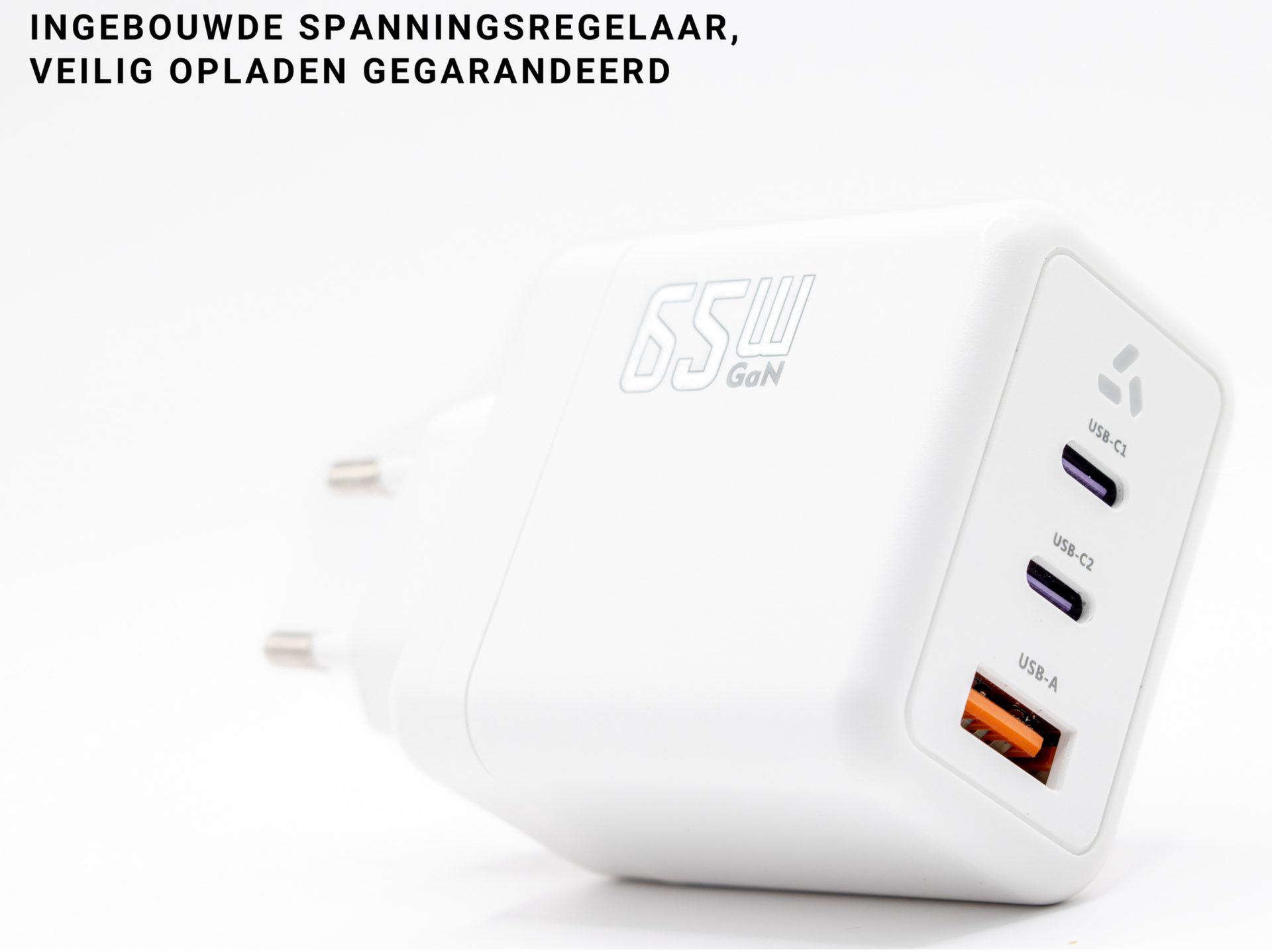 Witte 65W GaN-oplader met twee USB-C-poorten en één USB-A-poort. Bovenstaande tekst luidt: 