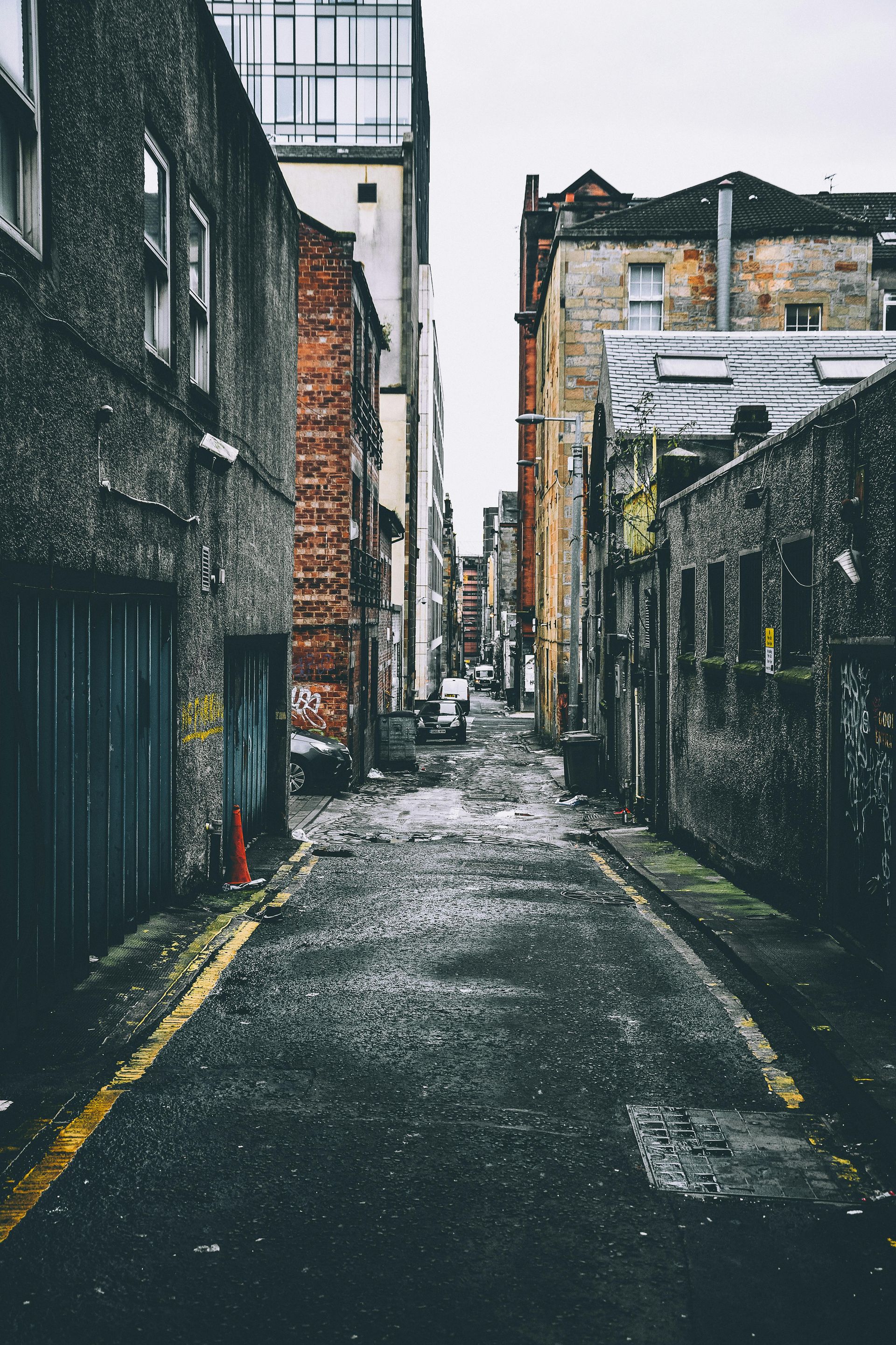 A narrow alleyway between two buildings in a city
