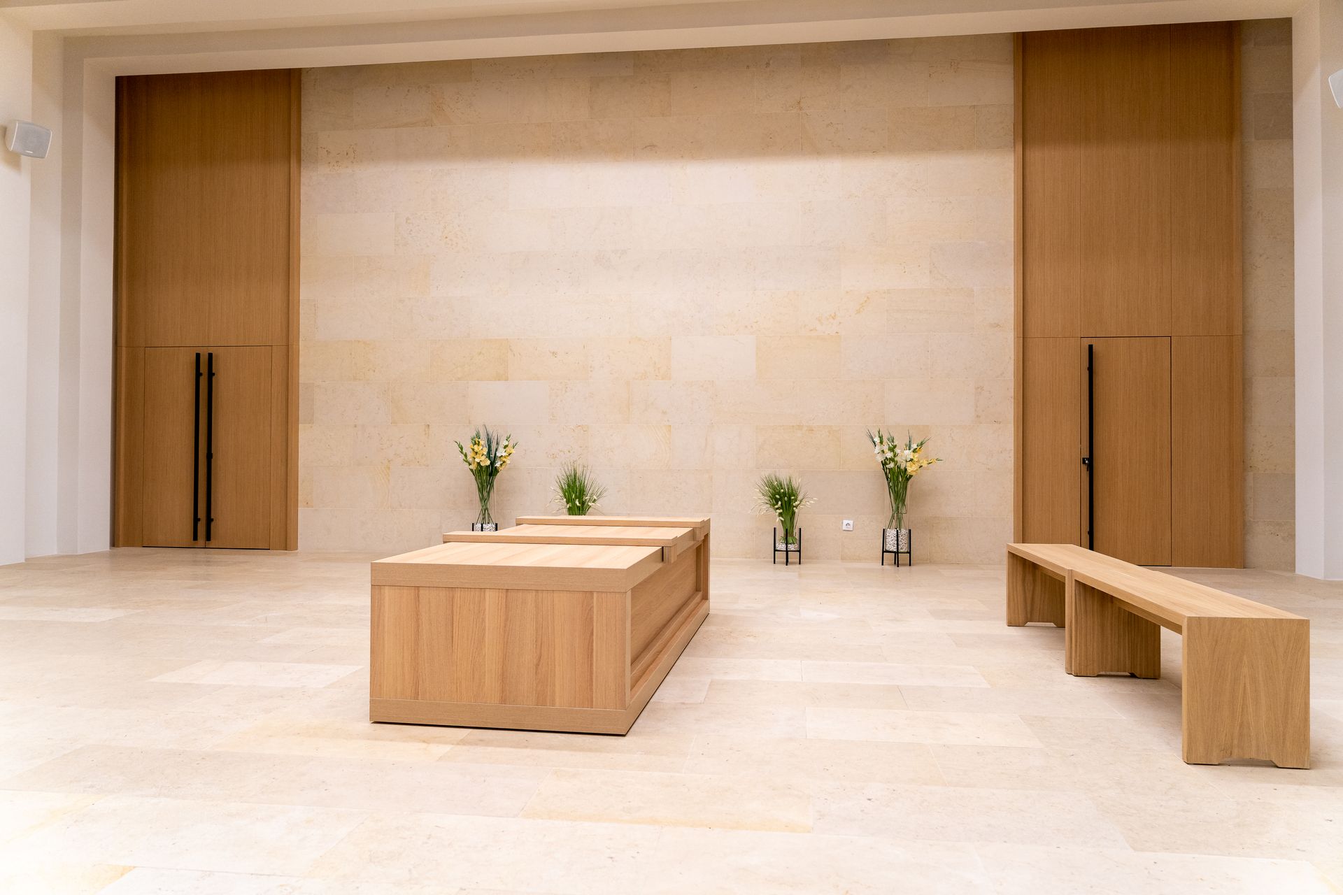 There are two benches in the middle of the room.