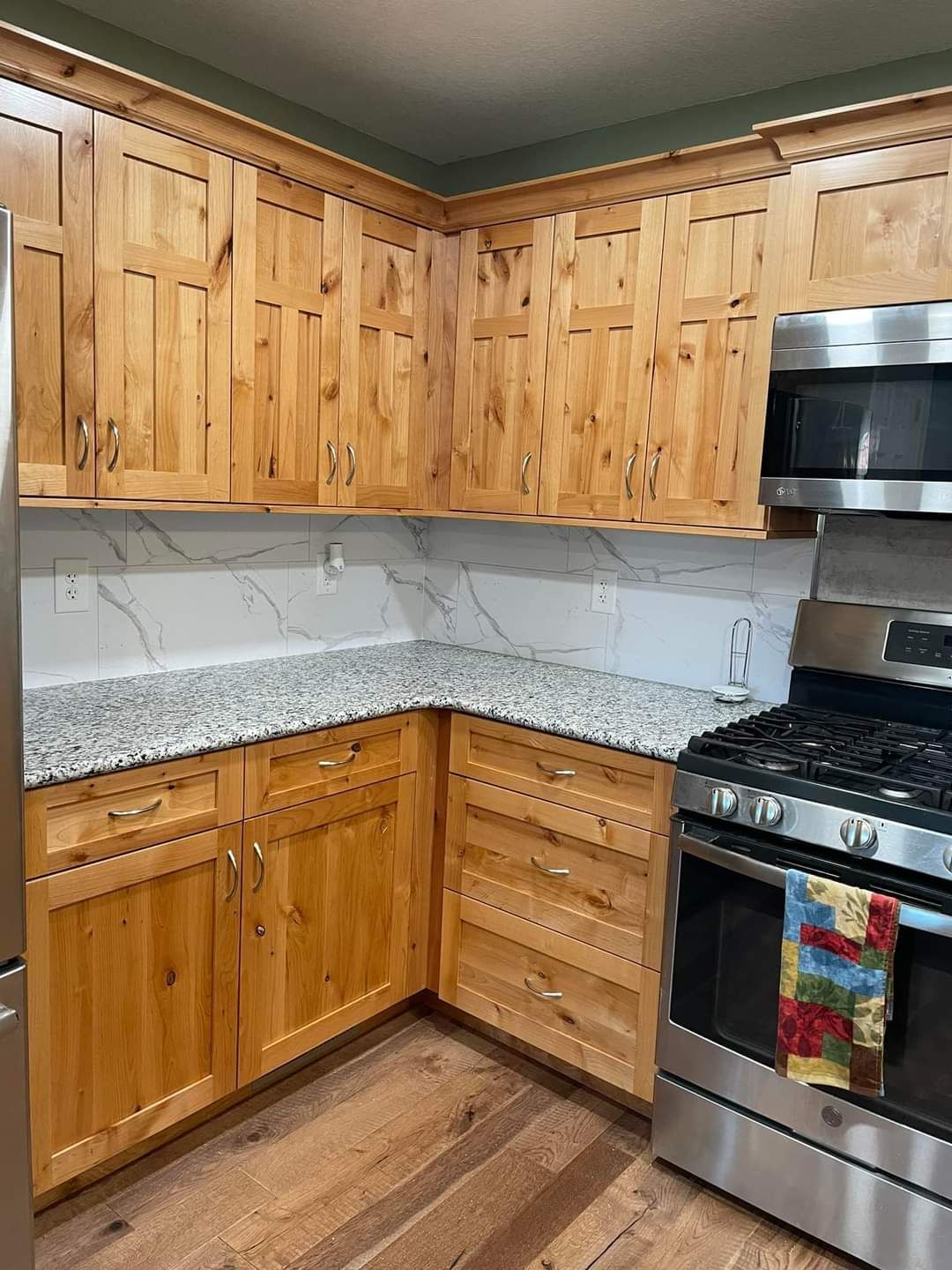 Traditional natural wood custom kitchen cabinetry with granite countertops in a Williamsburg MO home. 
