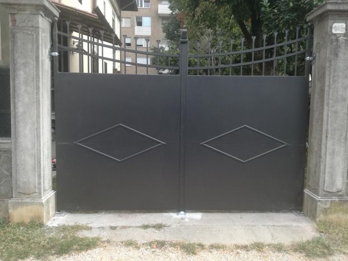 Un cancello nero con un disegno di diamanti su di esso