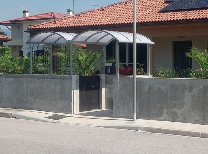 Una casa con un tetto dotato di pannelli solari