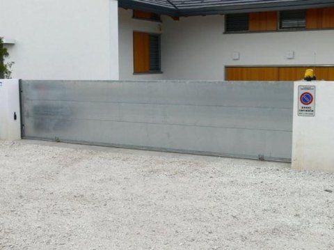 Un cancello di metallo con un cartello di divieto di parcheggio