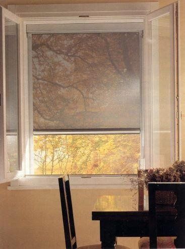 Una sala da pranzo con tavolo e sedie e una finestra con una tenda