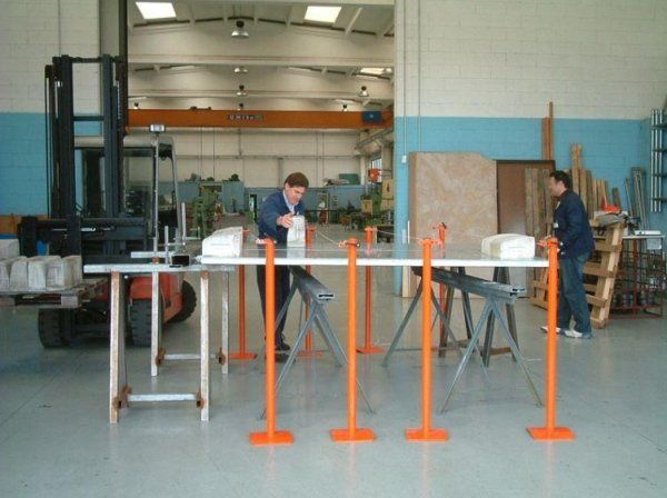 Un uomo sta lavorando su un pezzo di metallo in una fabbrica