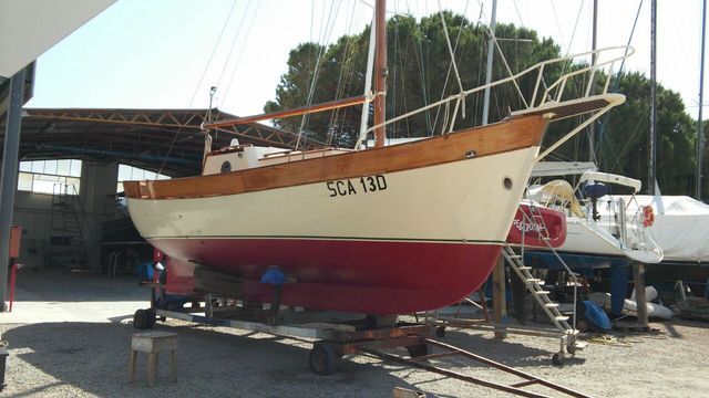 Barca bianca e rossa