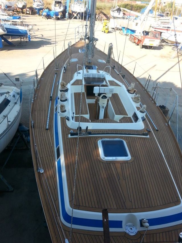 Barca con coperta in teak
