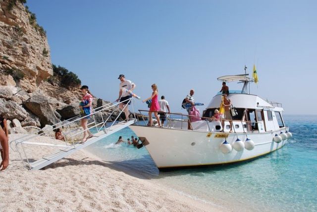 Barca in spiaggia con turisti