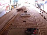 Barca con coperta in teak