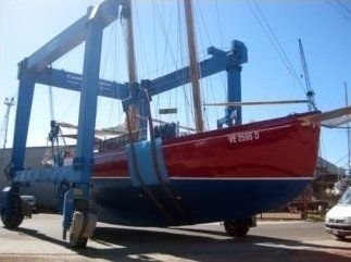 Barca rossa e blu