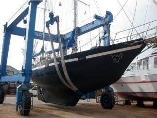 Barca nera in rimessaggio