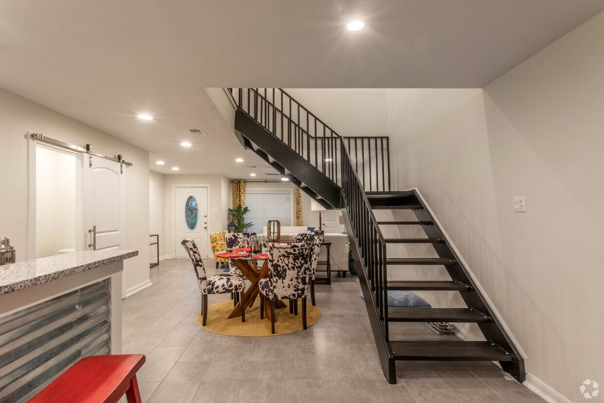 Home RoundHill Townhomes