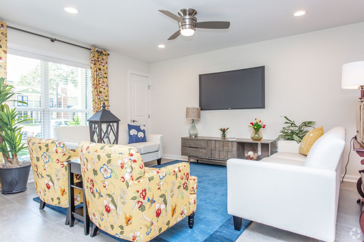 Home RoundHill Townhomes