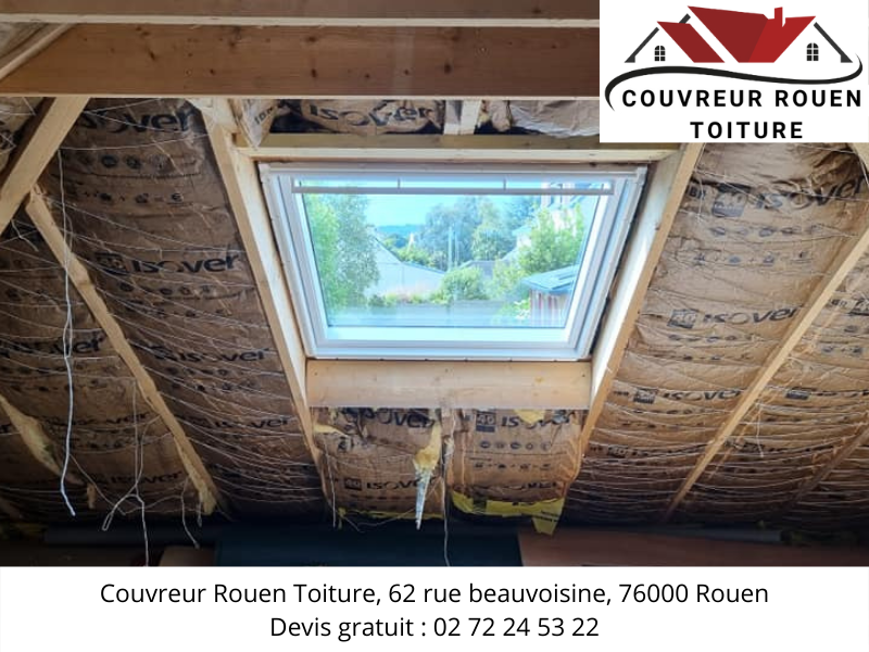 pose d'un Velux dans des combles à Rouen par couvreur Rouen Toiture