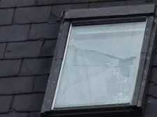 vélux cassé créant une fuite de toiture, à réparer par un couvreur d'urgence vélux cassé créant une fuite de toiture, à réparer par un couvreur d'urgence