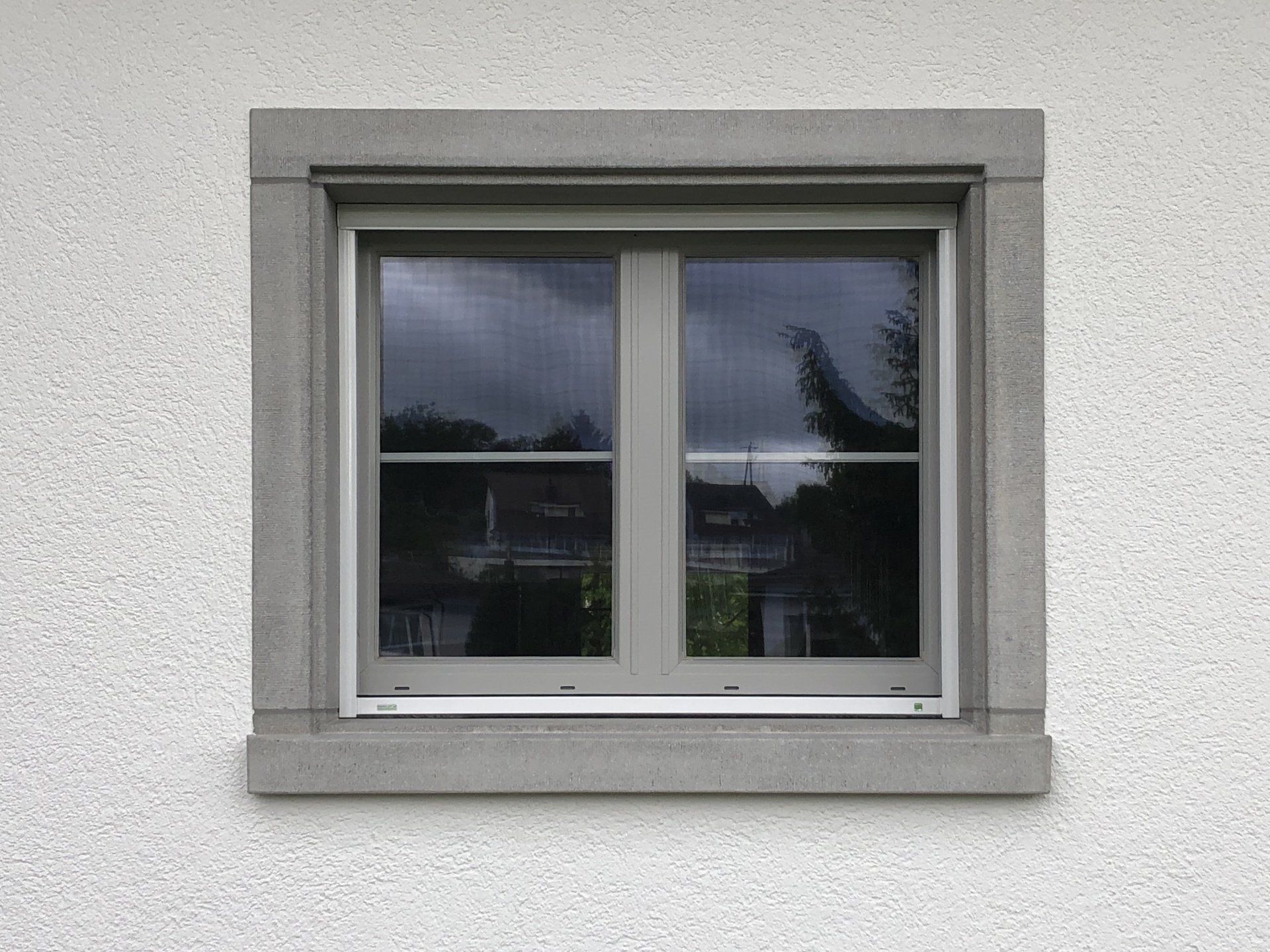 Nahaufnahme eines Rollos und Dachfensters