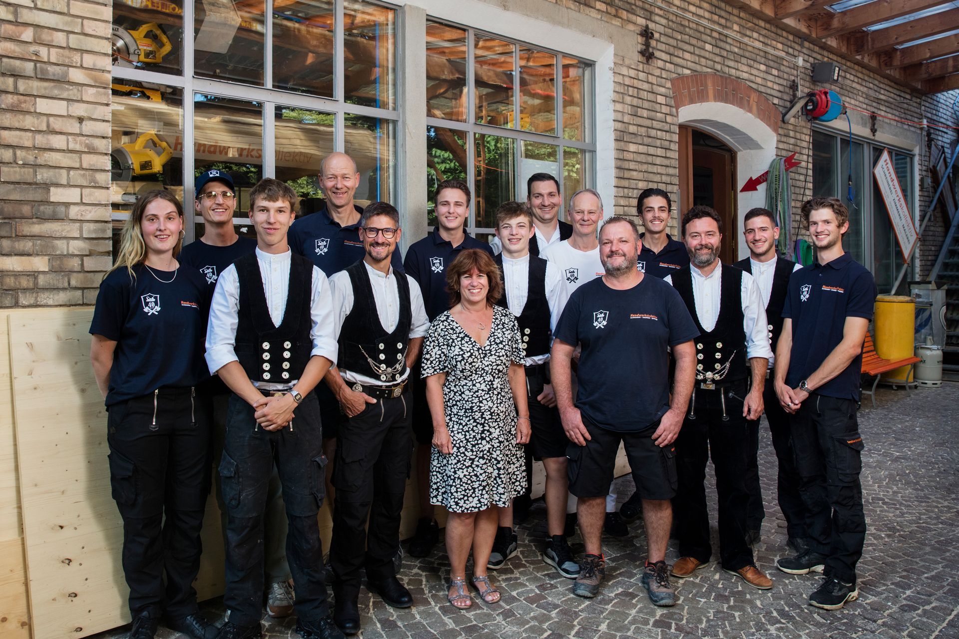 Das Team von Handwerkskollektiv posiert vor einem Lagerhaus für ein Foto.