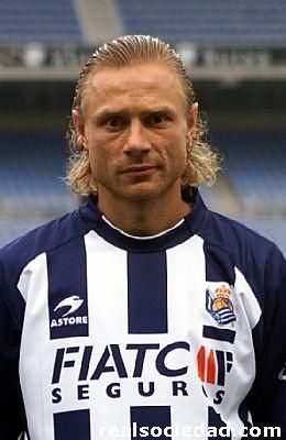 A man is wearing a fiat seguros jersey