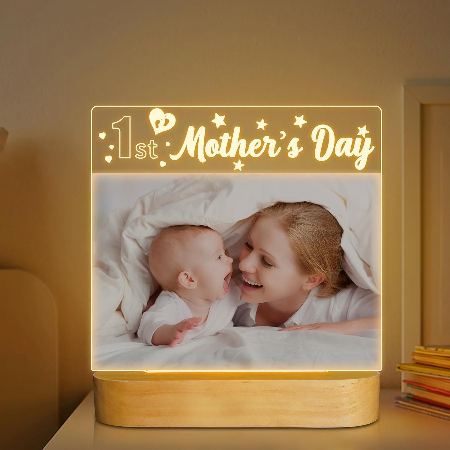 Una luz con una imagen de una mujer y un bebé y las palabras 1er día de la madre
