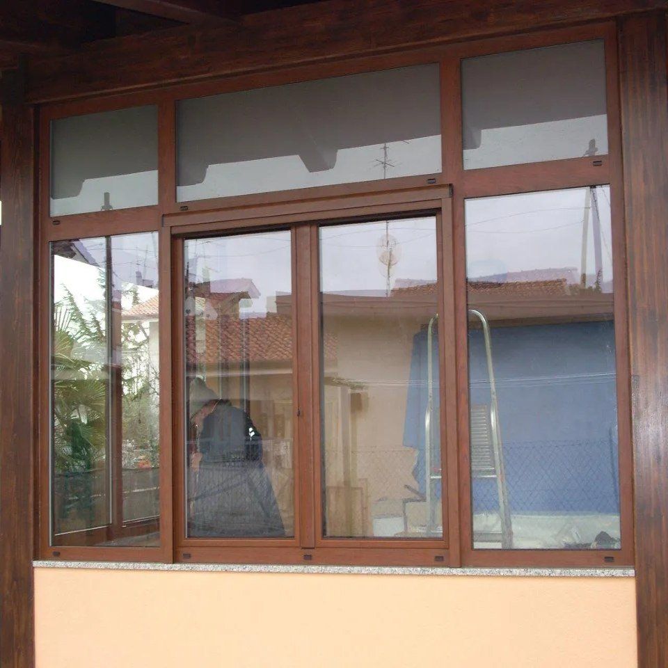 Veranda con infissi in legno