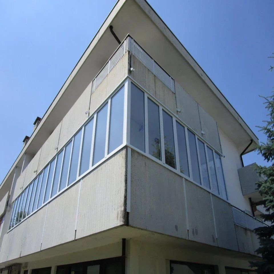 Edificio con vetrata ad angolo