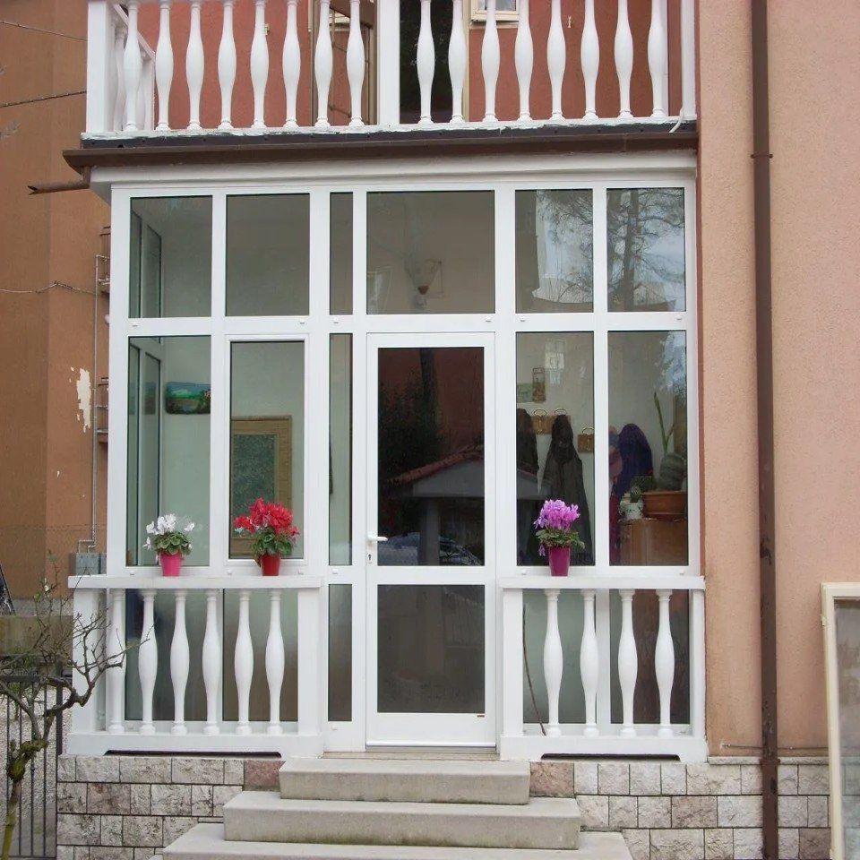 Veranda con infissi bianchi
