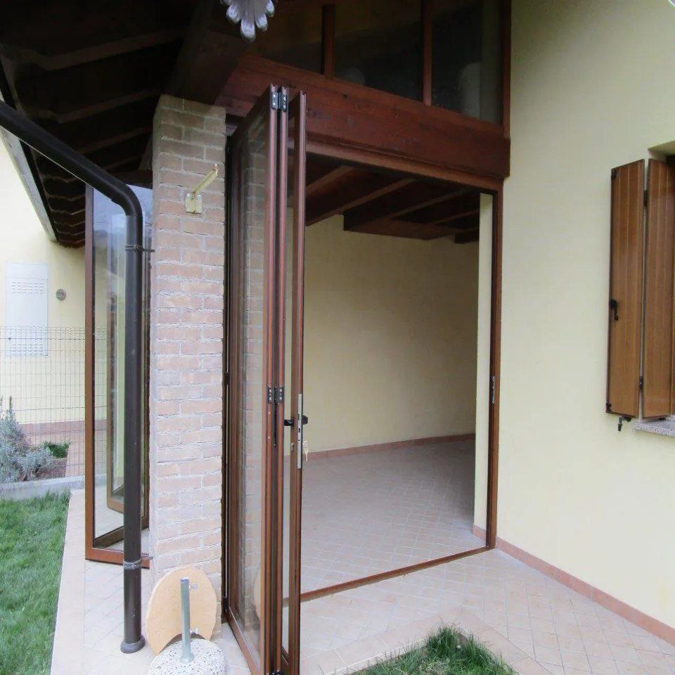 Veranda con infissi in legno