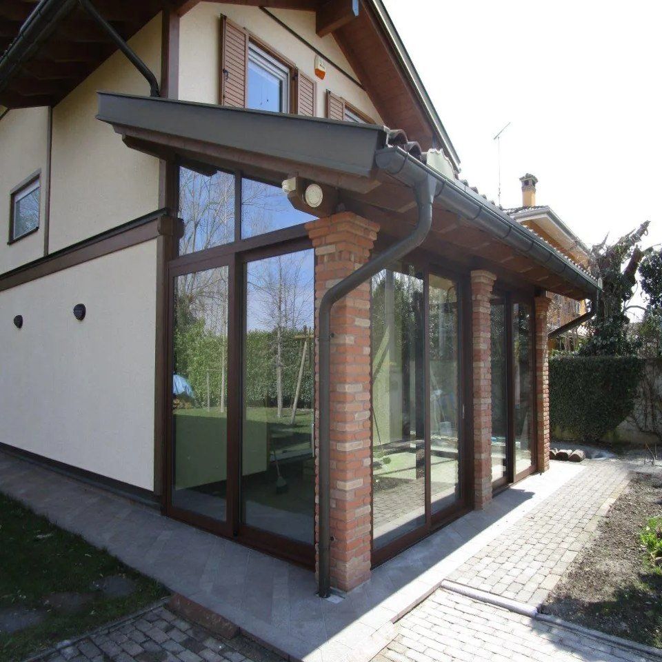 Veranda con colonne di mattoni