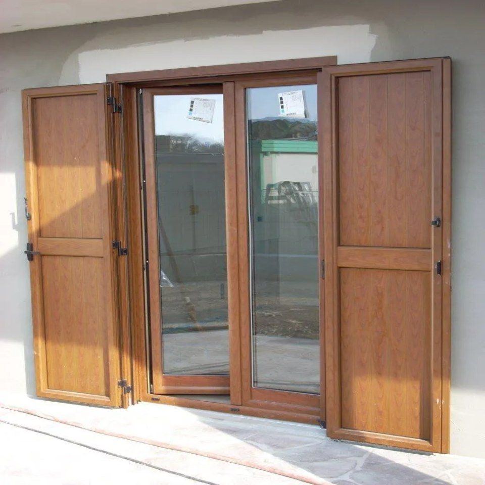 Porta finestra con persiana in legno