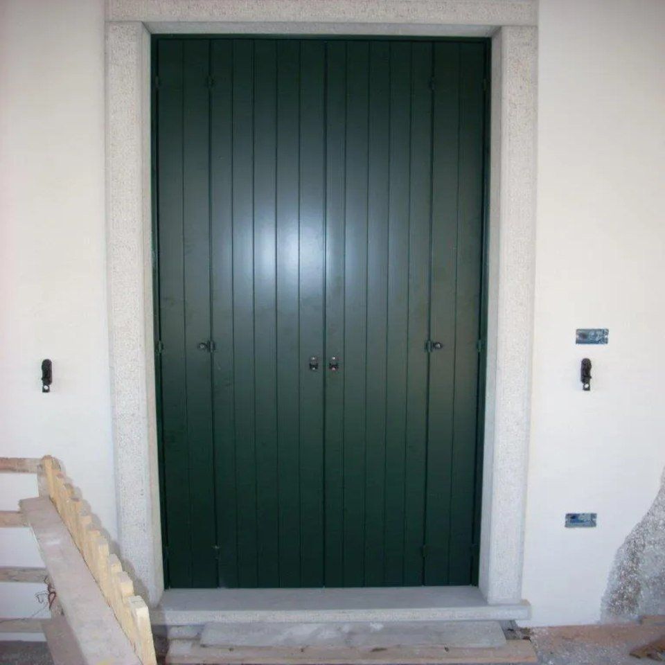 Porta finestra con persiana chiusa
