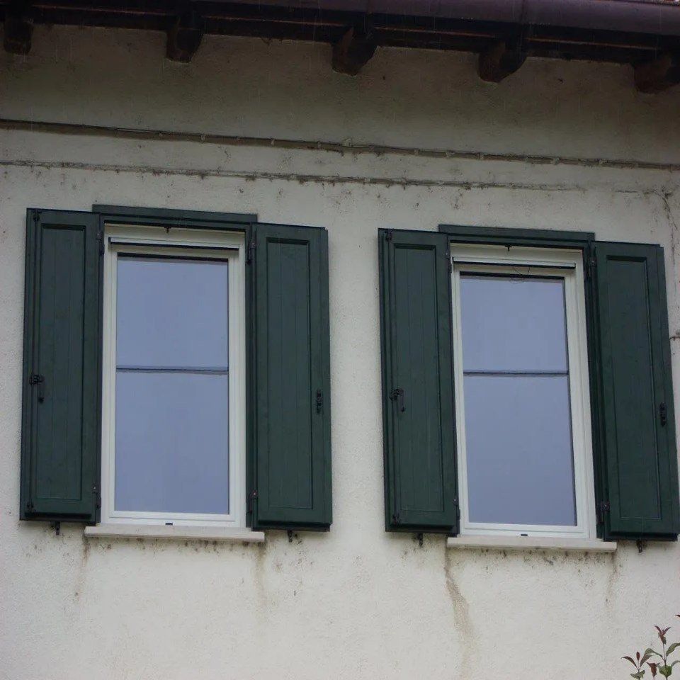 Finestre con persiana verde