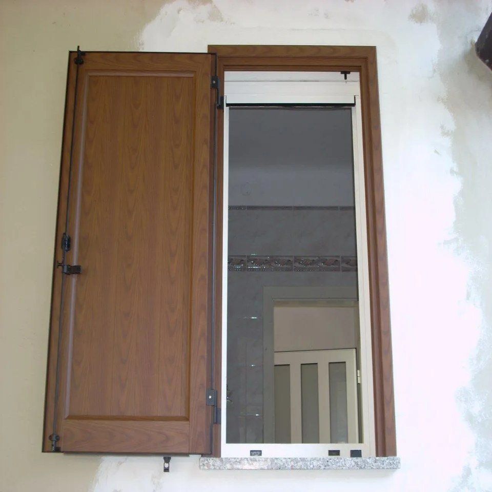 Finestra con persiana in legno