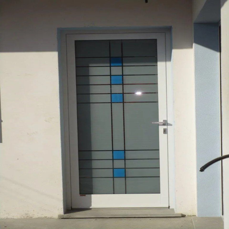Porta d'ingresso a motivi geometrici