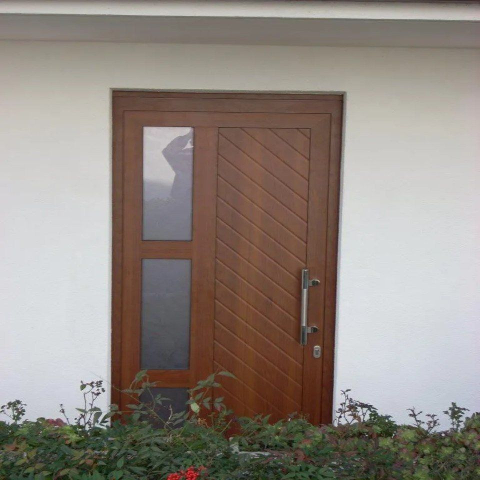 Porta d'ingresso in legno a righe oblique