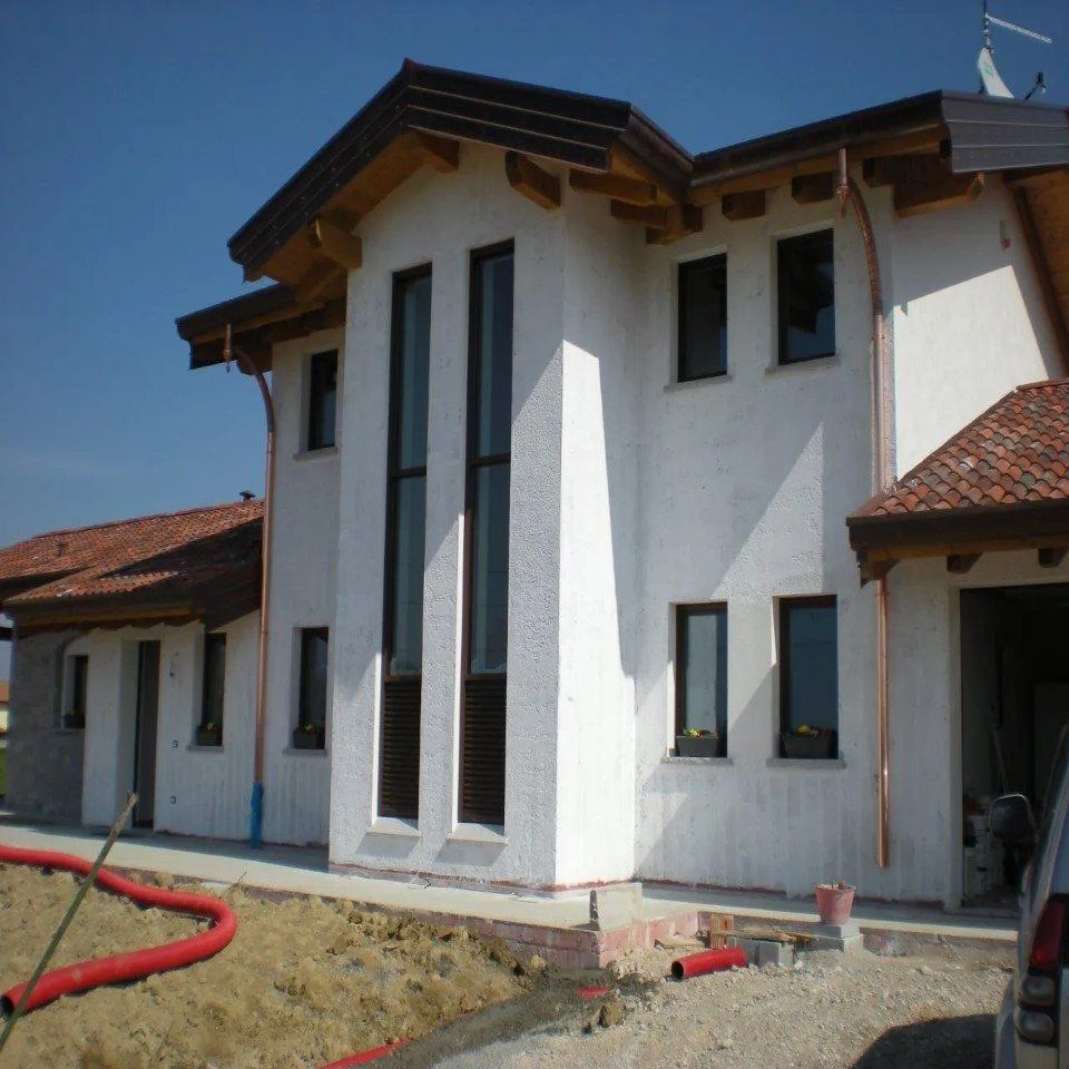 Casa con finestre rettangolari