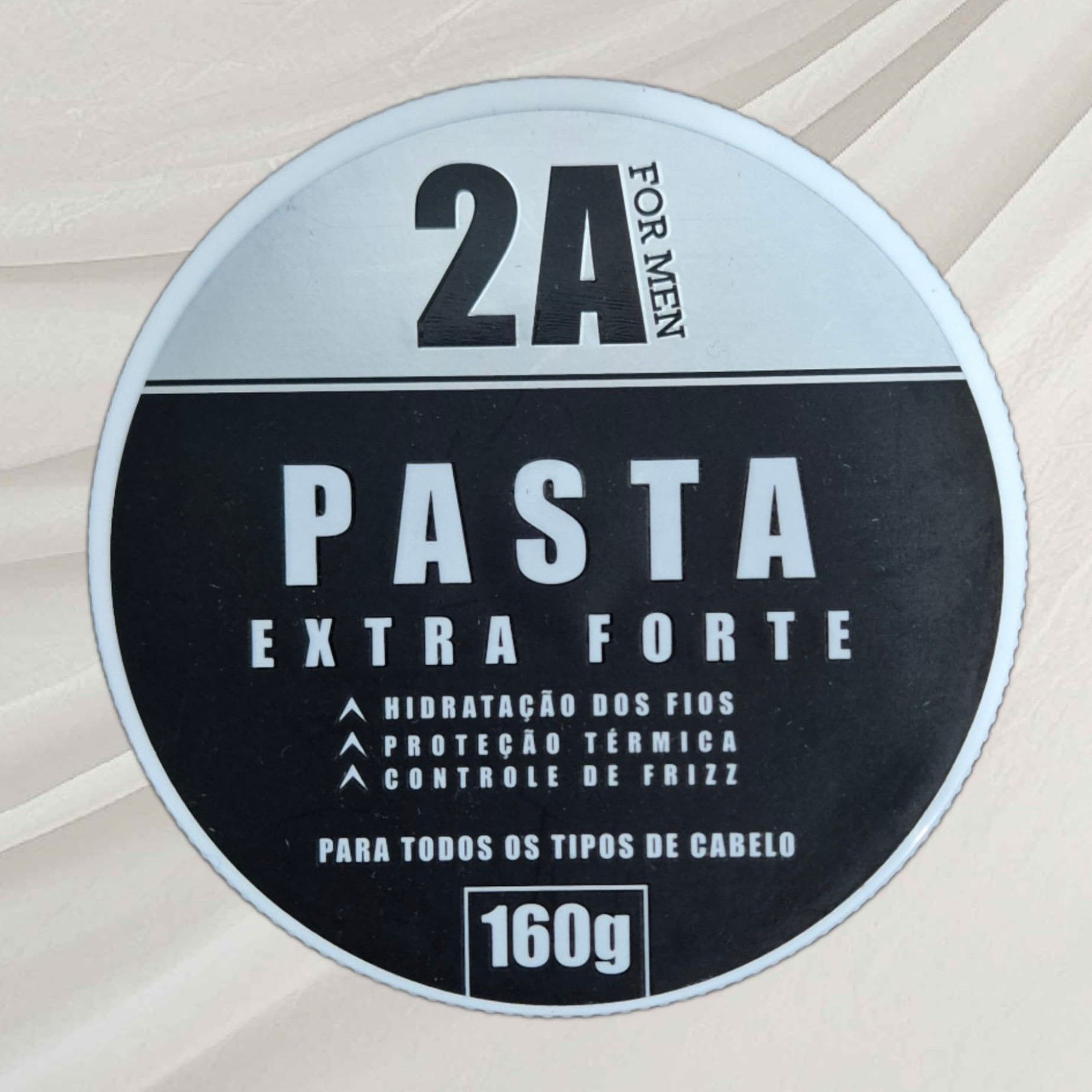 Envase redondo para producto de peinado del cabello, de color negro y plateado, con texto “PASTA EXTRA FORTE” .